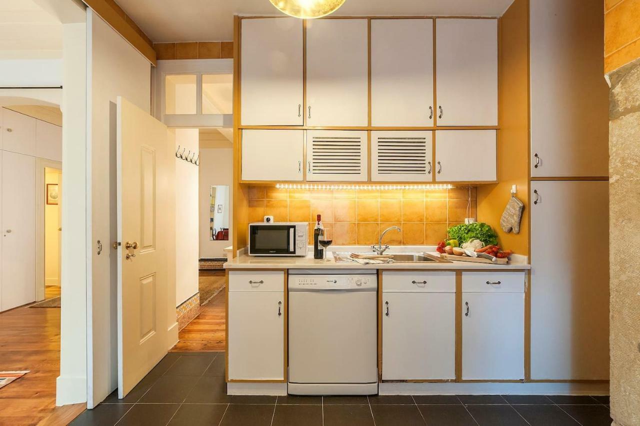 2 Bedroom Apartment With Patio Next To Avenida Da Liberdade Lisbona Esterno foto